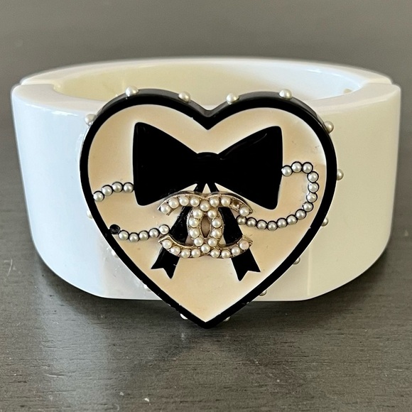 CHANEL Black & Ivory White Alluring Heart Resin 2006 Spring Hinge Cuff Bracelet - Picture 2 of 12